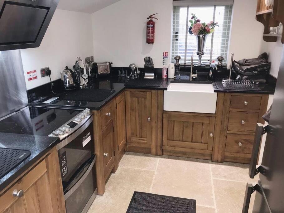 Chic 2 Bed Peak District Cottage Barn Near Alton Towers, Polar Bears, Chatsworth House لييك المظهر الخارجي الصورة